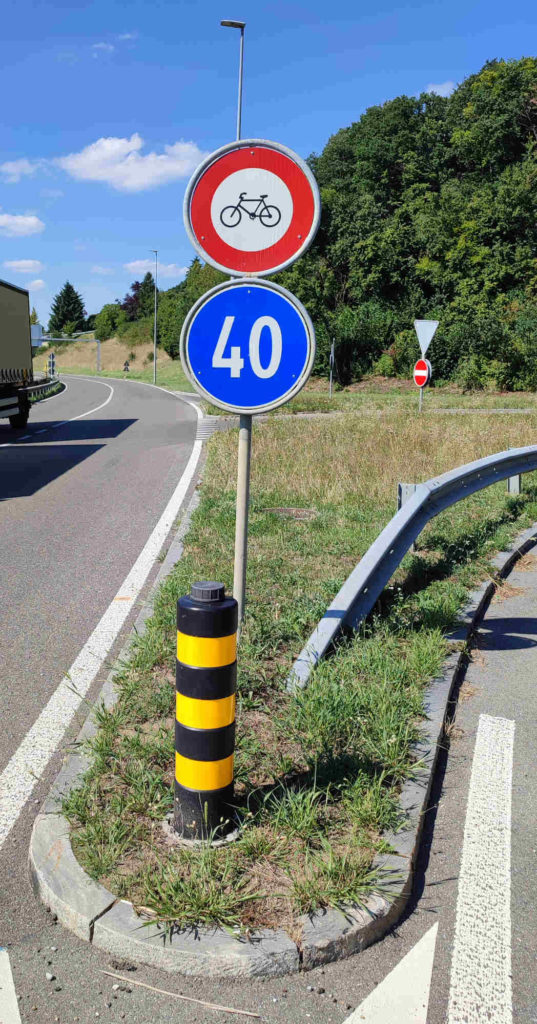 Ein Schild Mindestgeschwindigkeit 40 km/h (weiss-blau)