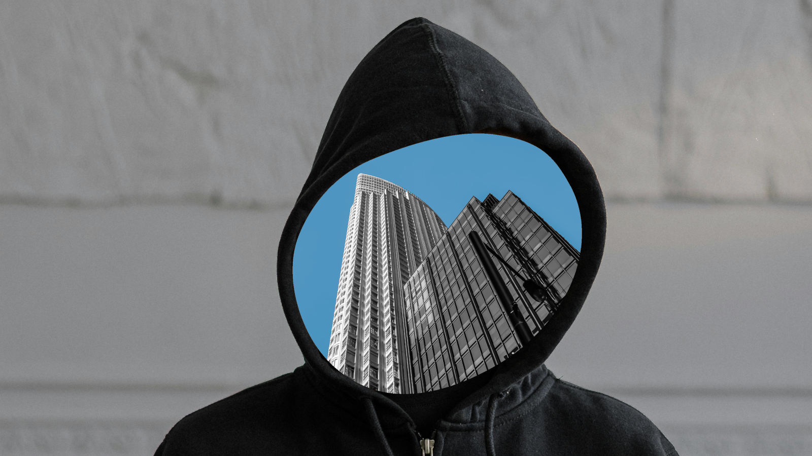 Eine Person in einem Hoodie vor einer grauen Wand. Der Kopf im Hoodie ist durch ein Geschäftshochhaus vor blauem Himmel ersetzt