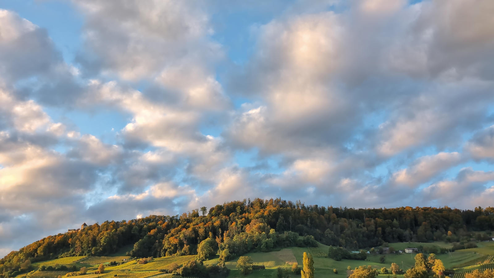 Farbige Wolken am Himmel