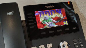 Bild eines Yealink-Telefons, auf dessen Display das Spiel Doom läuft