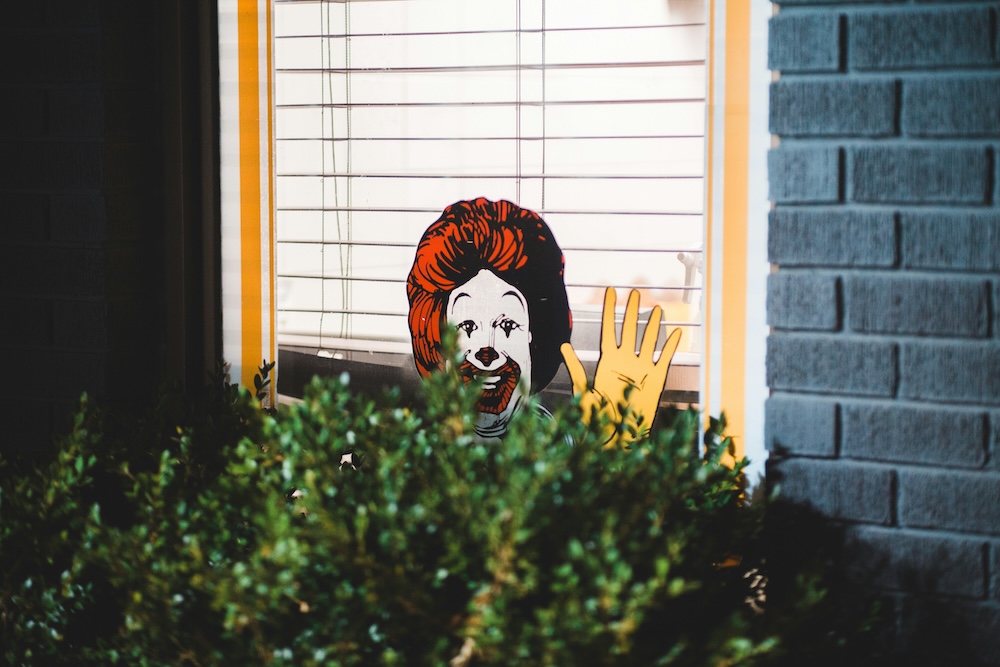 Figur von McDonalds versteckt sich
