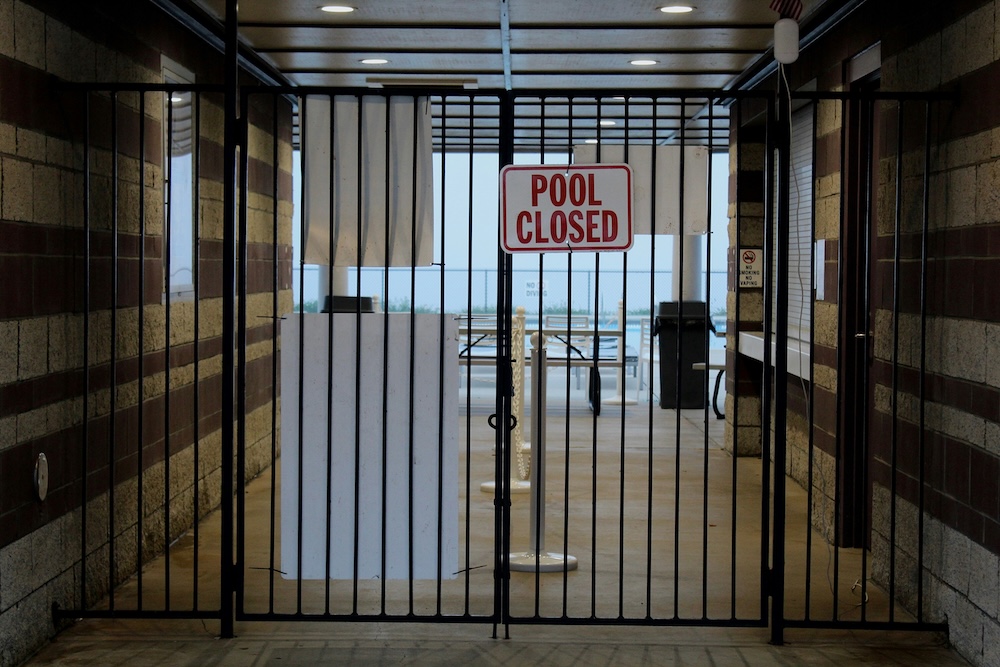 Geschlossene Tür mit einem Schild "Pool Closed"