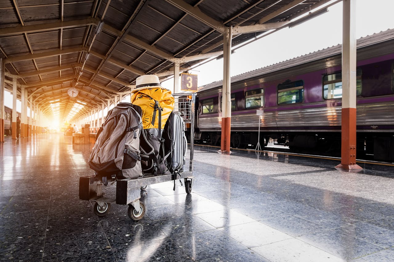 Ein Bahnhof mit einem Gepäckwagen voller Gepäck drauf