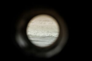Ein Guckloch, über das man aufs Meer sieht.