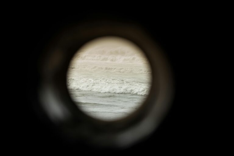 Ein Guckloch, über das man aufs Meer sieht.