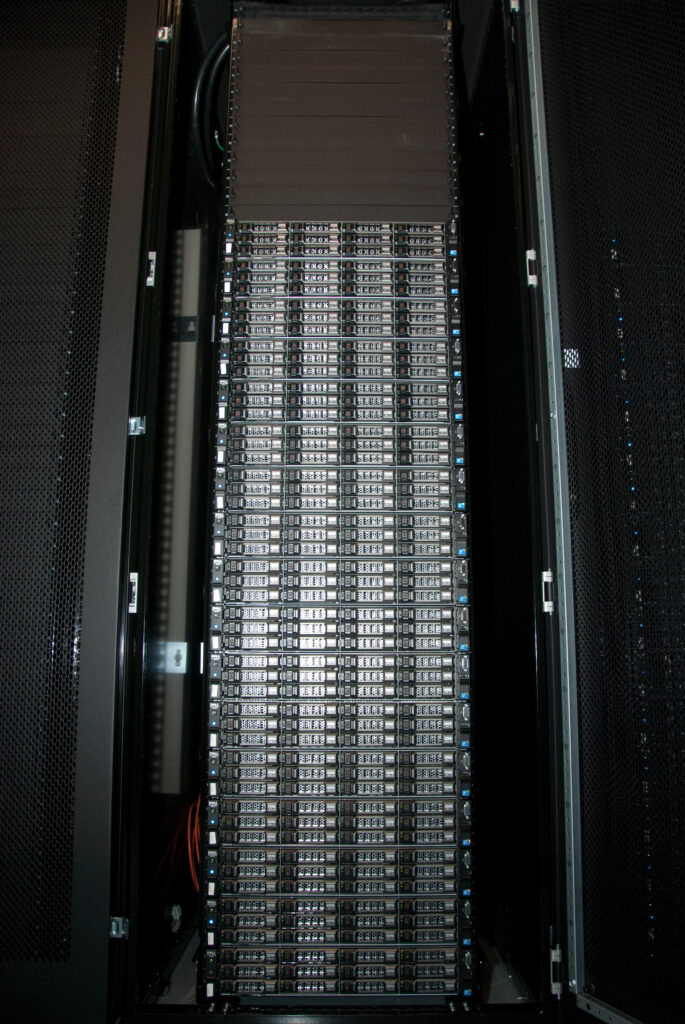 Ein Schrank voller Server der Wikipedia aus 2011. Sichtbar sind 17 Server mit jeweils 12 Festplatteneinschüben.