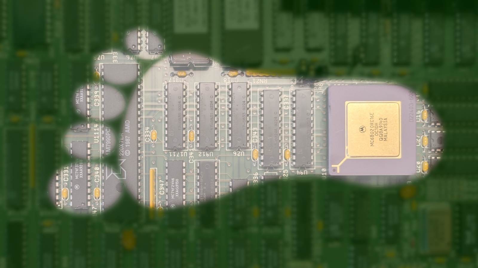 Eine Leiterplatte überlagert von einem Fussabdruck