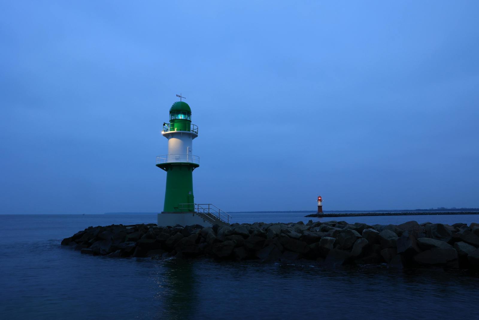 Leuchtturm bei Rostock bei Dämmerung