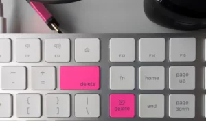 Eine Tastatur mit pinken Delete-Tasten