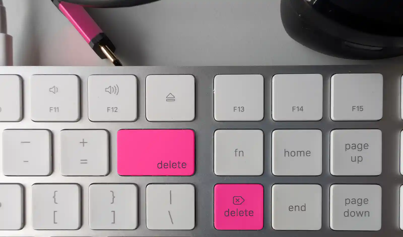 Eine Tastatur mit pinken Delete-Tasten