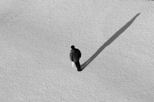 Riesiger Schatten eines kleinen Menschen, schwarzweiss